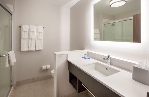 Doral Hotel | Holiday Inn Express Doral Miami by IHG