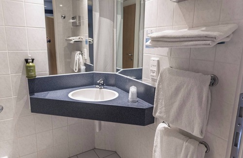 Cointrin Hotel | Holiday Inn Express Geneva Airport by IHG