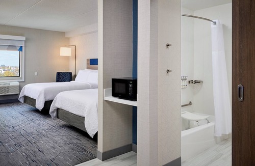 Hamilton Hotel | Holiday Inn Express Hamilton Upper James by IHG