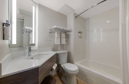 Coliseum Central Hotel | Holiday Inn Express Hampton - Coliseum Central by IHG