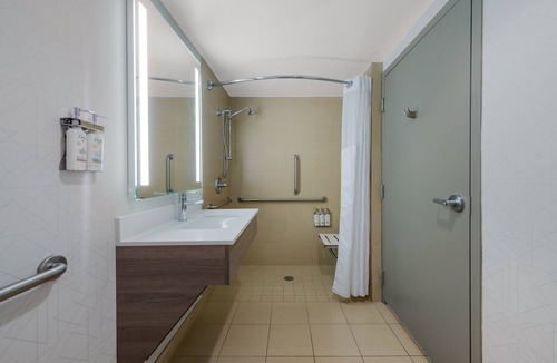 Coliseum Central Hotel | Holiday Inn Express Hampton - Coliseum Central by IHG