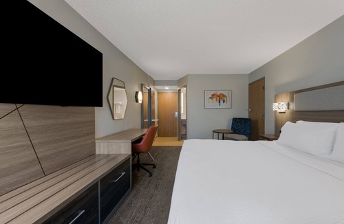Coliseum Central Hotel | Holiday Inn Express Hampton - Coliseum Central by IHG