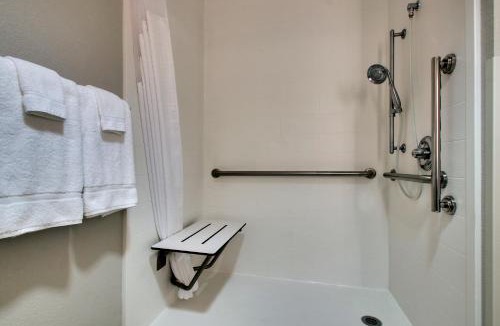 Cedar Rapids Hotel | Holiday Inn Express Hotel & Suites Cedar Rapids I-380 at 33rd Avenue by IHG