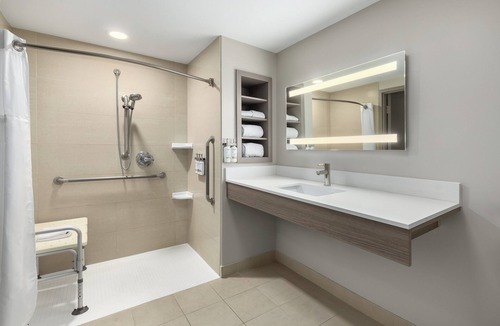 Brockville Hotel | Holiday Inn Express Hotel & Suites Brockville by IHG