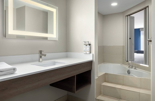 Brockville Hotel | Holiday Inn Express Hotel & Suites Brockville by IHG