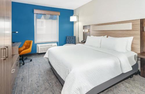 Normal Hotel | Holiday Inn Express Hotel & Suites Bloomington-Normal University Area by IHG