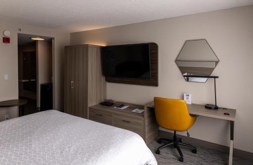 Brockville Hotel | Holiday Inn Express Hotel & Suites Brockville by IHG