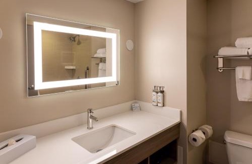 Brockville Hotel | Holiday Inn Express Hotel & Suites Brockville by IHG