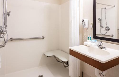 Coralville Hotel | Holiday Inn Express Hotel & Suites Coralville by IHG