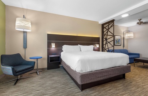 Fairfield Hotel | Holiday Inn Express Hotel & Suites Fairfield - North by IHG