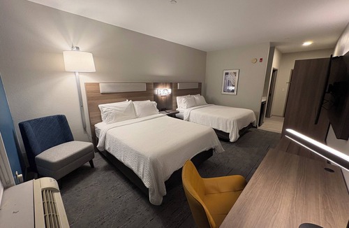 Milton Hotel | Holiday Inn Express Hotel & Suites Lafayette by IHG