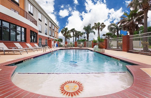 Orange Hotel | Holiday Inn Express Hotel & Suites Orange, an IHG Hotel