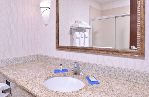 Pittsburg Hotel | Holiday Inn Express Hotel & Suites Pittsburg by IHG