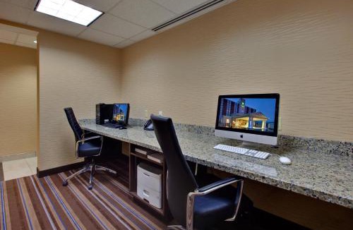 Chatham-Kent Hotel | Holiday Inn Express Hotel & Suites Chatham South by IHG