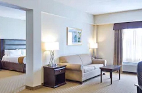 Ottawa Division Hotel | Holiday Inn Express Hotel & Suites Ottawa Airport by IHG