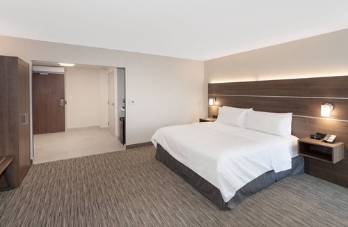 Ottawa Division Hotel | Holiday Inn Express Hotel & Suites Ottawa Airport by IHG