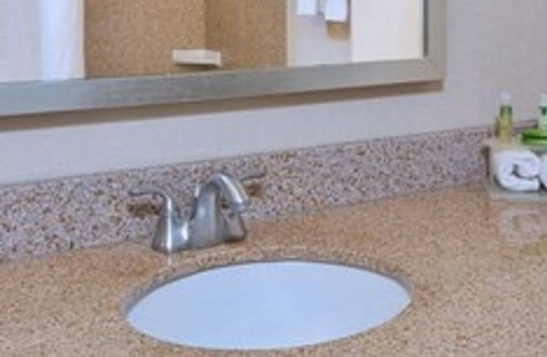 Ottawa Division Hotel | Holiday Inn Express Hotel & Suites Ottawa Airport by IHG