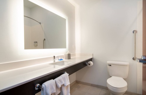 Bedford Hotel | Holiday Inn Express Hotel & Suites Bedford by IHG