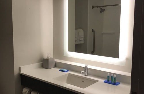 Canton Hotel | Holiday Inn Express Hotel & Suites Canton by IHG
