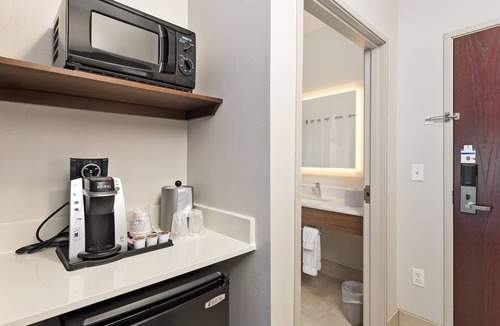 Conroe Hotel | Holiday Inn Express Hotel & Suites Conroe I-45 North by IHG