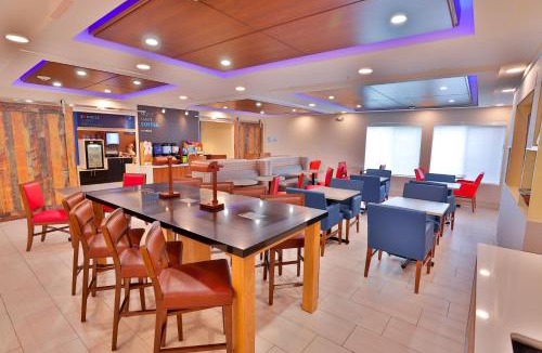 Dickson Hotel | Holiday Inn Express Hotel & Suites Dickson by IHG