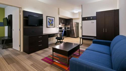 Paine Field-Lake Stickney Hotel | Holiday Inn Express Hotel & Suites Everett by IHG