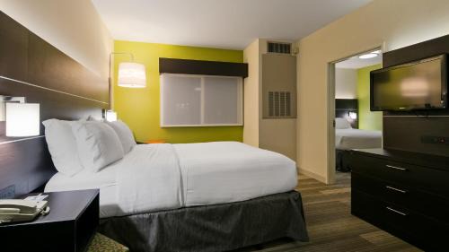 Paine Field-Lake Stickney Hotel | Holiday Inn Express Hotel & Suites Everett by IHG