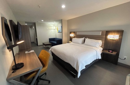 Grants Hotel | Holiday Inn Express Hotel & Suites Grants - Milan by IHG