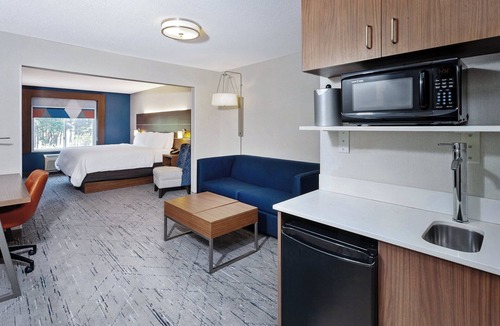 Champaign Hotel | Holiday Inn Express Hotel & Suites Urbana-Champaign by IHG
