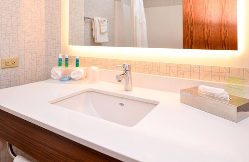 Champaign Hotel | Holiday Inn Express Hotel & Suites Urbana-Champaign by IHG