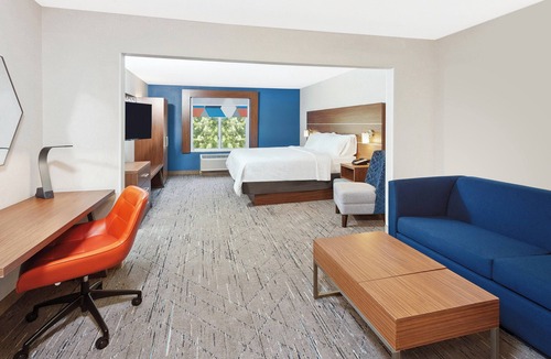 Champaign Hotel | Holiday Inn Express Hotel & Suites Urbana-Champaign by IHG