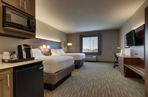 Vernon Hotel | Holiday Inn Express Hotel & Suites Vernon College Area by IHG