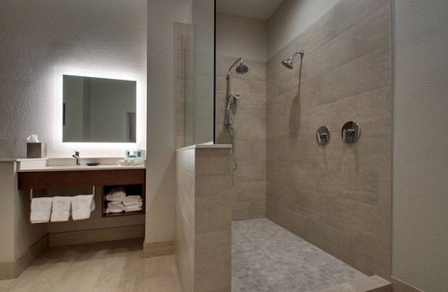 Vernon Hotel | Holiday Inn Express Hotel & Suites Vernon College Area by IHG