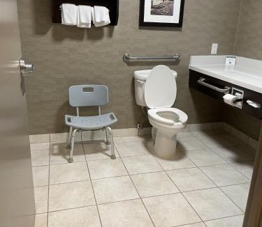 Barrie Hotel | Holiday Inn Express Hotel & Suites Barrie by IHG