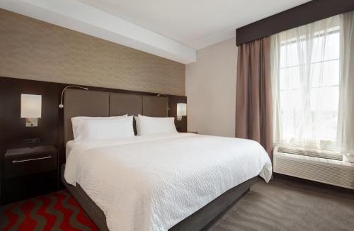 Barrie Hotel | Holiday Inn Express Hotel & Suites Barrie by IHG