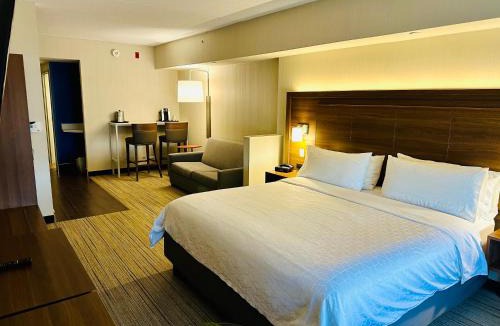 Milton Hotel | Holiday Inn Express Hotel & Suites Milton by IHG