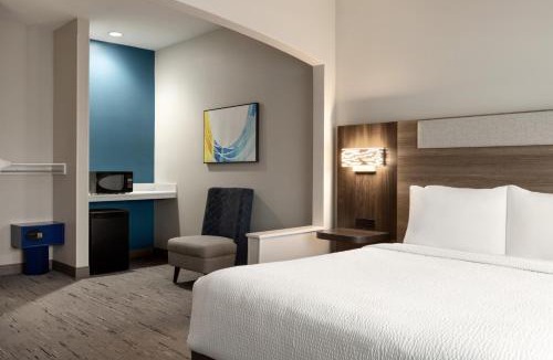 Edmond Hotel | Holiday Inn Express Hotel & Suites Edmond by IHG