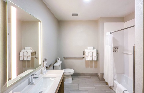 Ennis Hotel | Holiday Inn Express Hotel & Suites Ennis by IHG