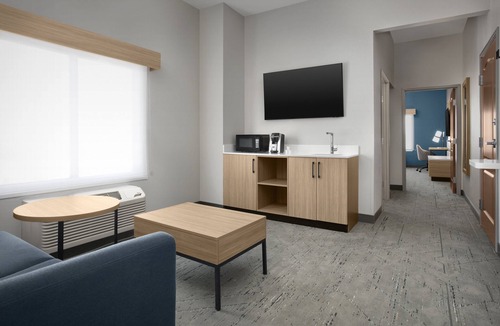 Hurst Hotel | Holiday Inn Express Hotel & Suites DFW West - Hurst by IHG
