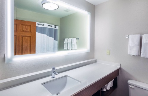 South Tulsa Hotel | Holiday Inn Express Hotel & Suites Jenks by IHG