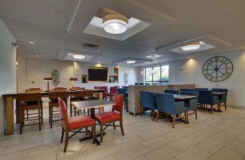 Morris Hotel | Holiday Inn Express Hotel & Suites Morris by IHG