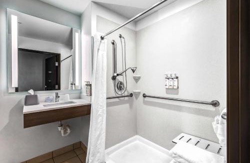 Salina Hotel | Holiday Inn Express Hotel & Suites Salina by IHG