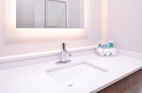 Elgin Hotel | Holiday Inn Express Hotel & Suites Elgin by IHG