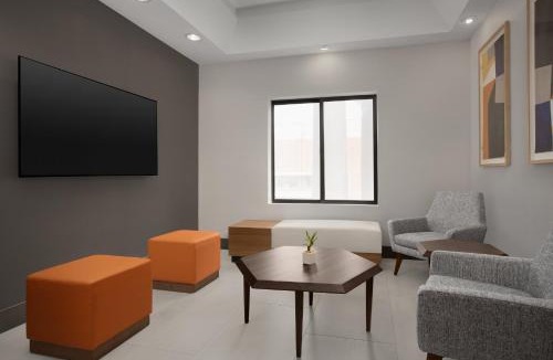 Hurst Hotel | Holiday Inn Express Hotel & Suites DFW West - Hurst by IHG