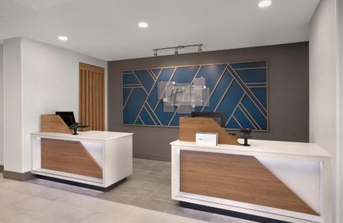 Hurst Hotel | Holiday Inn Express Hotel & Suites DFW West - Hurst by IHG