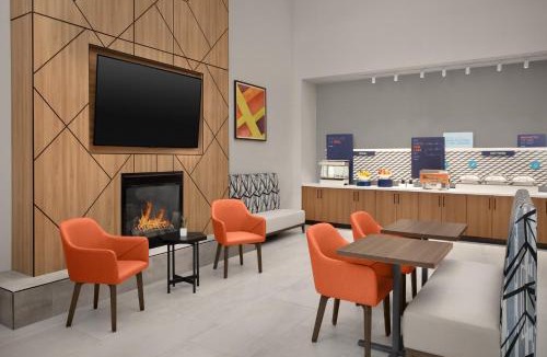 Hurst Hotel | Holiday Inn Express Hotel & Suites DFW West - Hurst by IHG