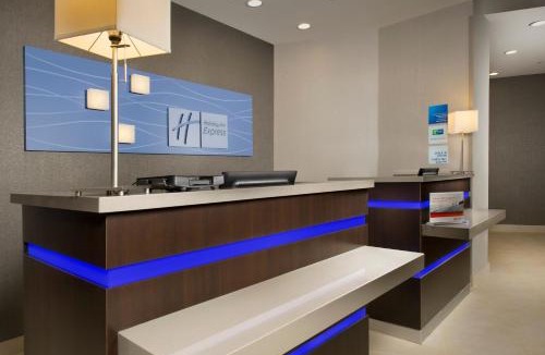 Waco Hotel | Holiday Inn Express Hotel & Suites Waco South by IHG