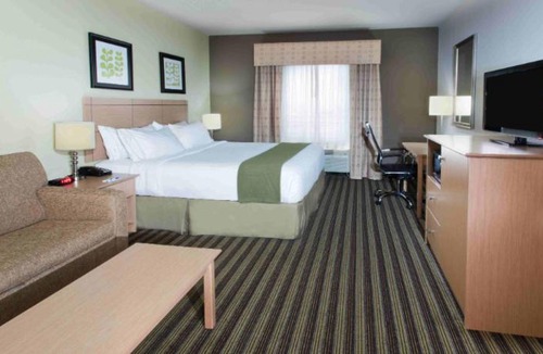 Alvarado Hotel | Holiday Inn Express Hotel & Suites Alvarado by IHG