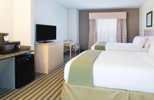 Alvarado Hotel | Holiday Inn Express Hotel & Suites Alvarado by IHG