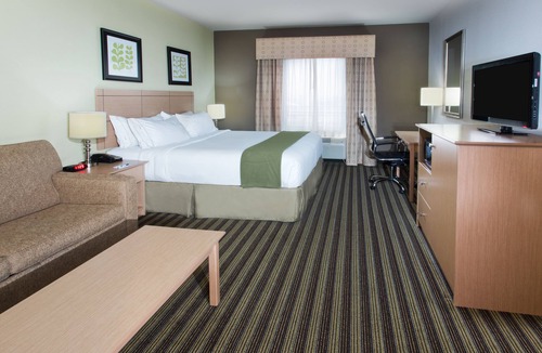 Alvarado Hotel | Holiday Inn Express Hotel & Suites Alvarado by IHG
